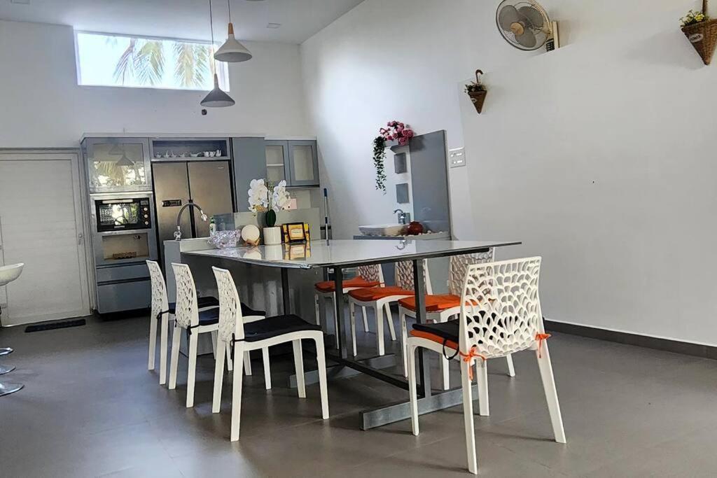 The Urban Getaway Villa Thiruvananthapuram Buitenkant foto