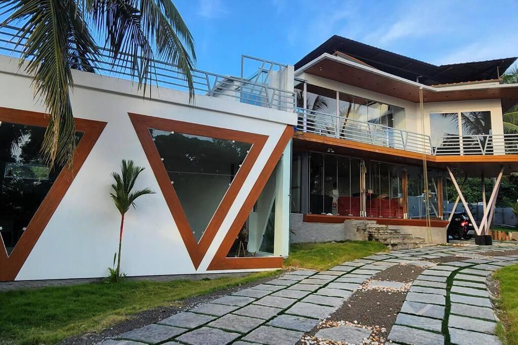 The Urban Getaway Villa Thiruvananthapuram Buitenkant foto